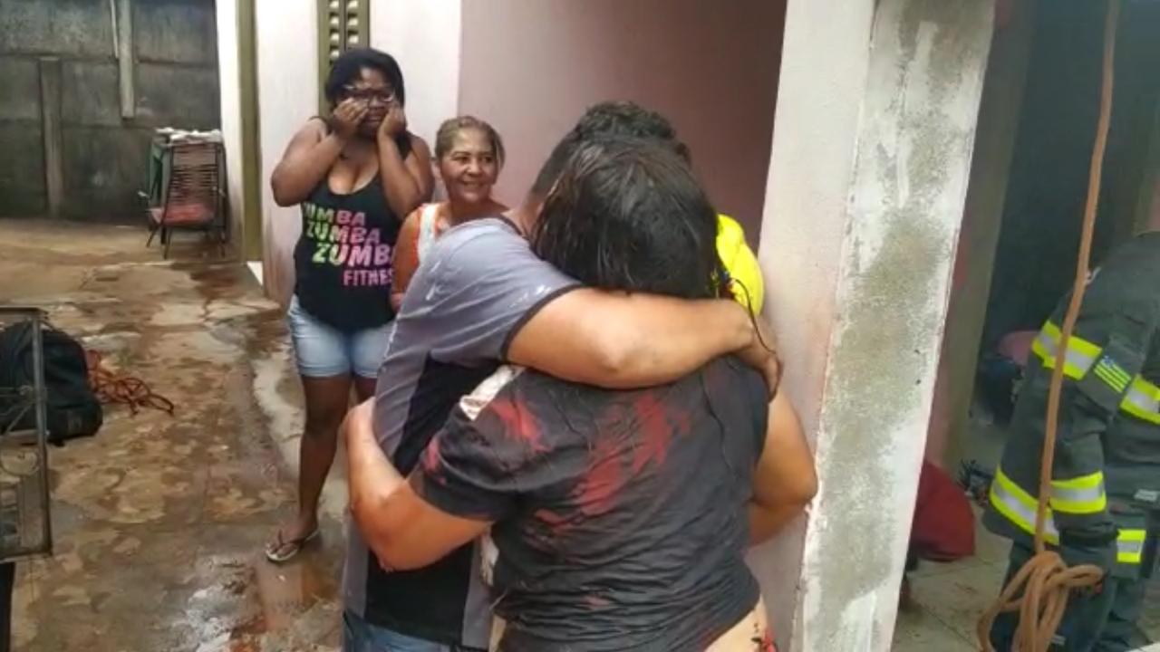 Bombeiros resgatam mulher que caiu em uma fossa de cinco metros; vídeo