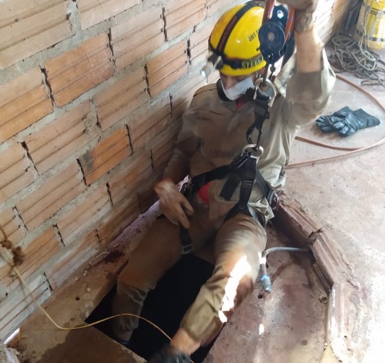 Bombeiros resgatam criança que caiu em cisterna, em Jataí