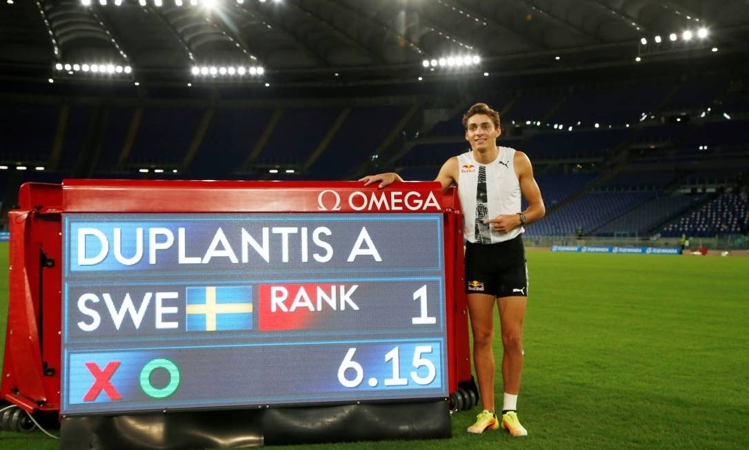 O sueco Armand Duplantis e seu recorde mundial de 6,15m Foto: CIRO DE LUCA / REUTERS