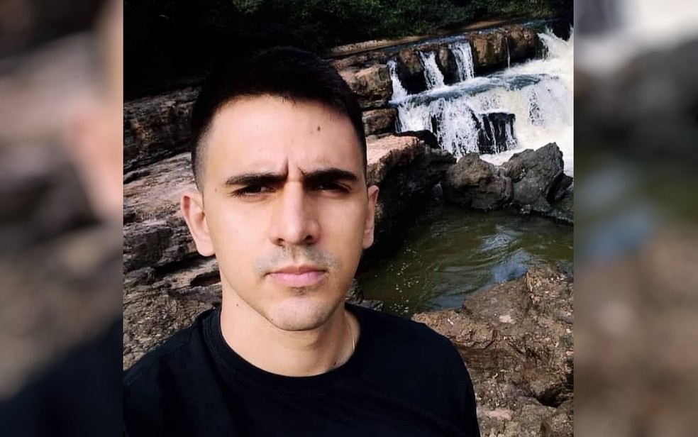 Dener Oliveira foi morto a facadas após brigar com o primo e chamá-lo de "chifrudo" nas redes sociais.(Foto: reprodução)
