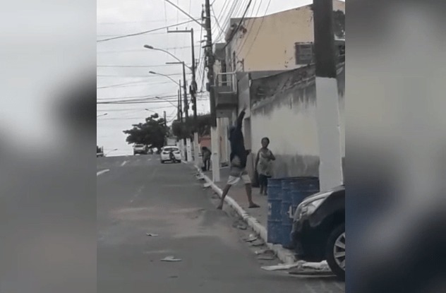 Polícia prende em flagrante homem que arremessava drogas para a cadeia; vídeo