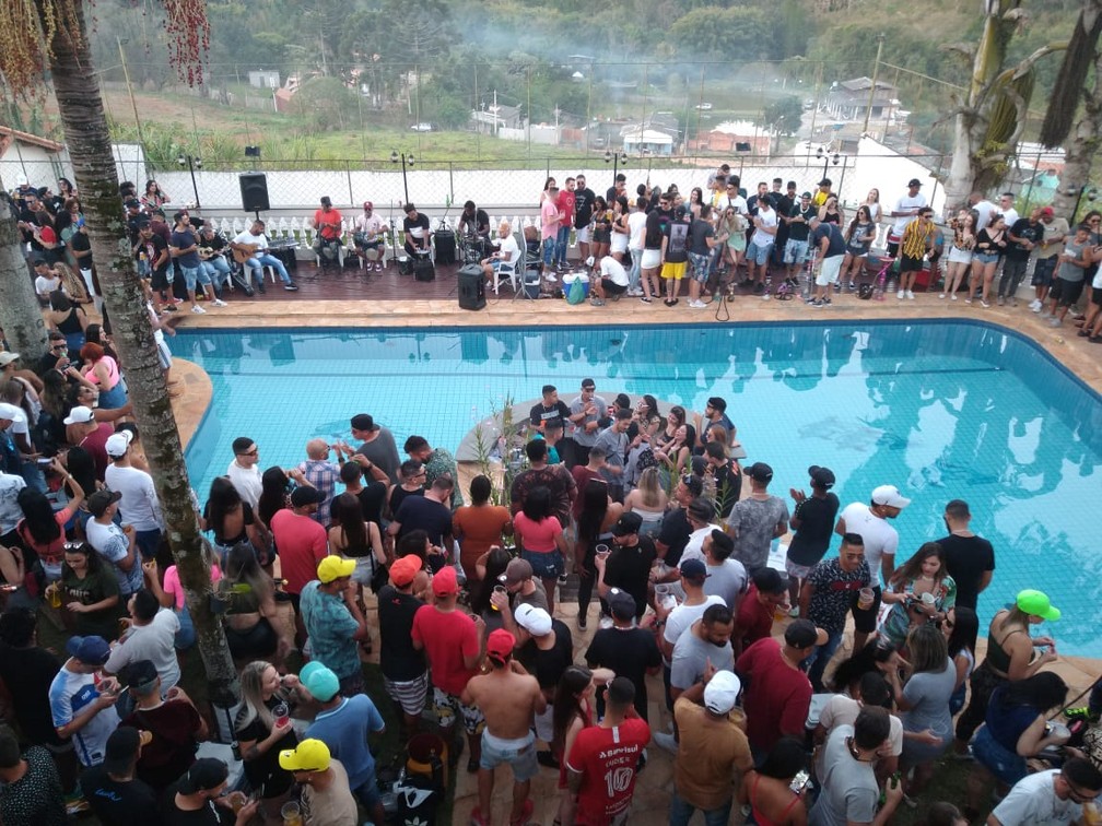 Uma festa ilegal realizada em uma chácara em Campo Limpo Paulista, em São Paulo, contou com quase mil pessoas. (Foto: reprodução)