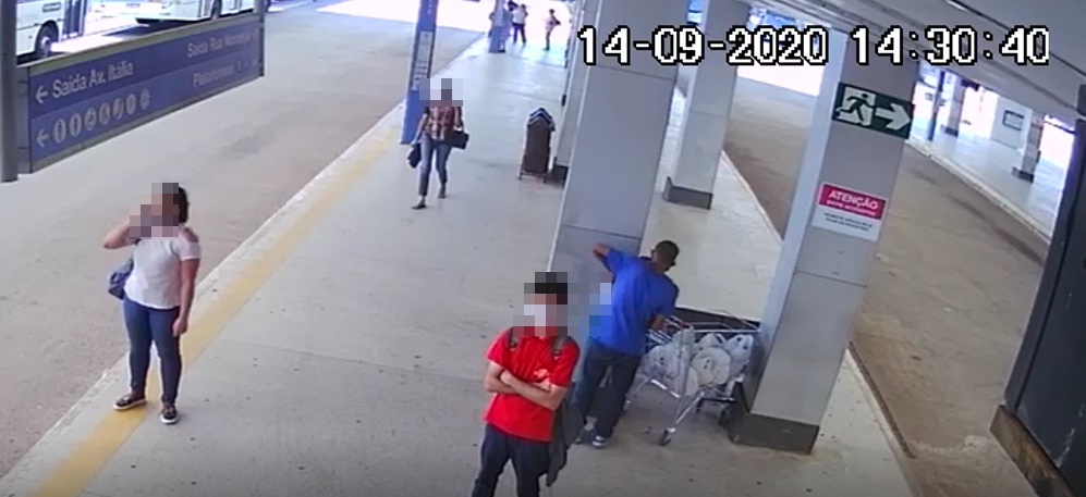 Imagens de câmeras de segurança registraram furto de álcool 70% no Terminal Bandeiras, no Setor Jardim Europa, em Goiânia. (Foto: divulgação)