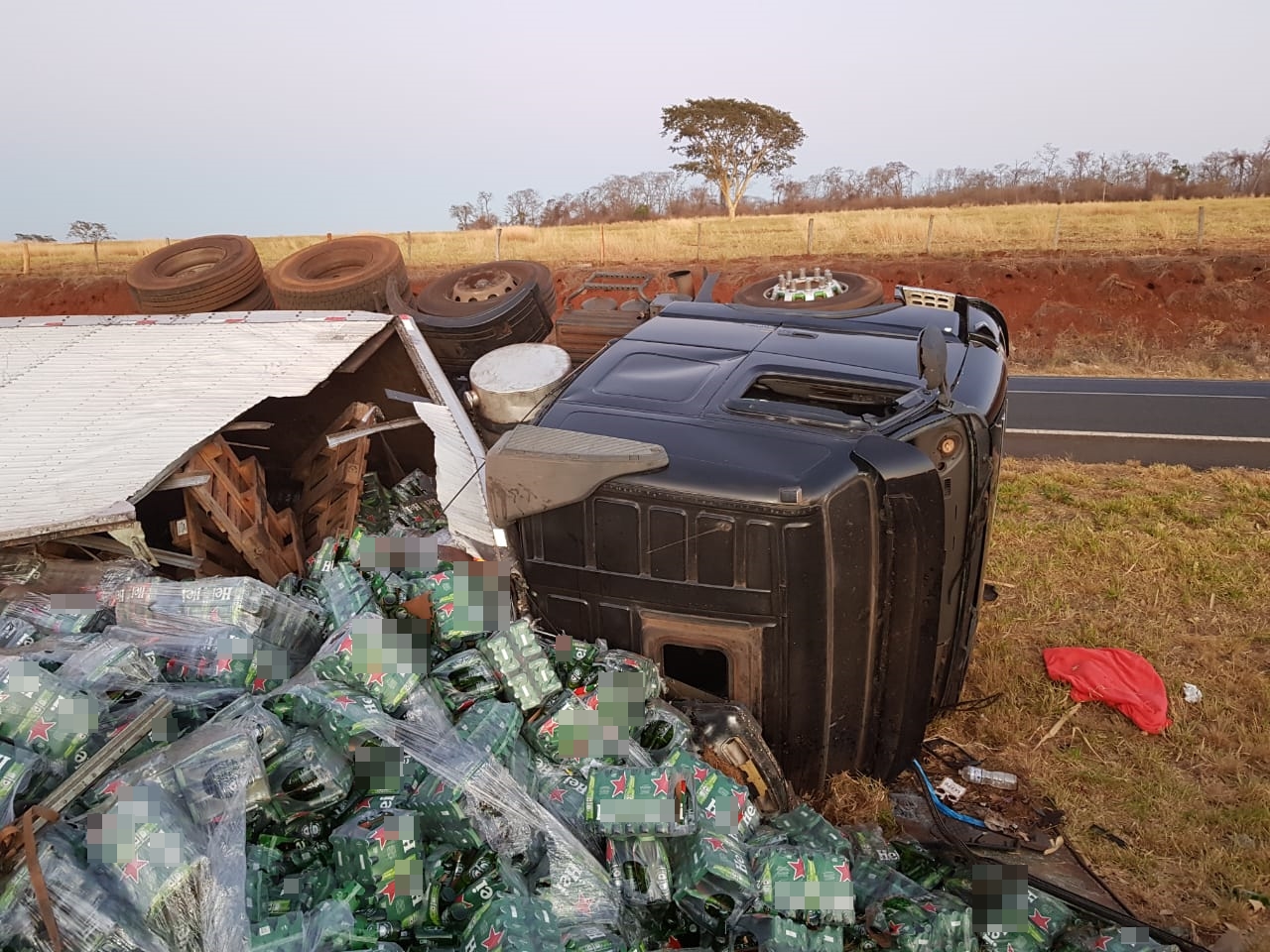 Uma carreta com carregamento de cerveja tombou, na madrugada deste domingo (6), na BR 153, no município de Goiatuba. (Foto: divulgação/PRF)