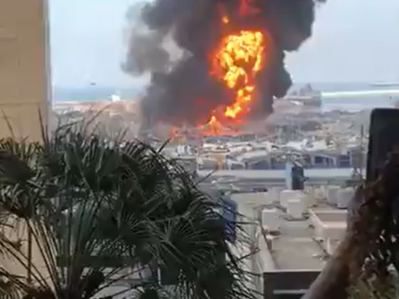 Fogo atinge o Porto de Beirute, área destruída por explosões em agosto, no Líbano (Foto: reprodução/twitter)