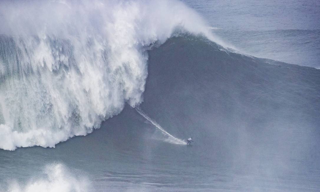 Maya Gabeira em Nazaré, na maior onda já surfada no mundo por uma mulher Foto: Damien Poullenot / WSL via Getty Images