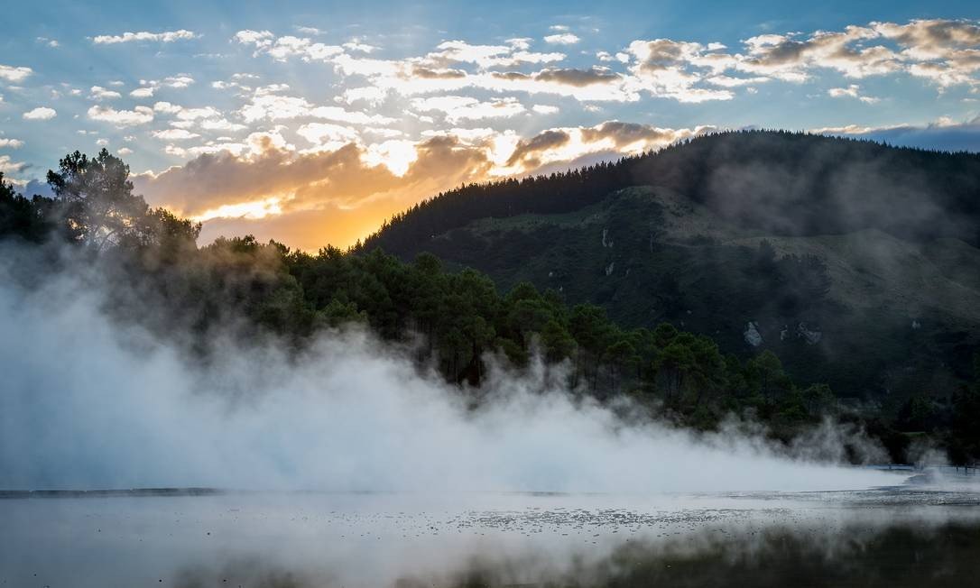 Piscinas borbulhantes do parque Wai-o-Tapu, na Nova Zelândia Foto: Divulgação