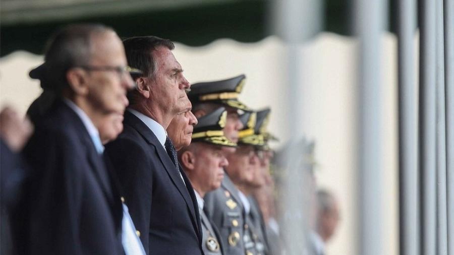 Bolsonaro ao lado de Militares (Foto: Rafael Carvalho)
