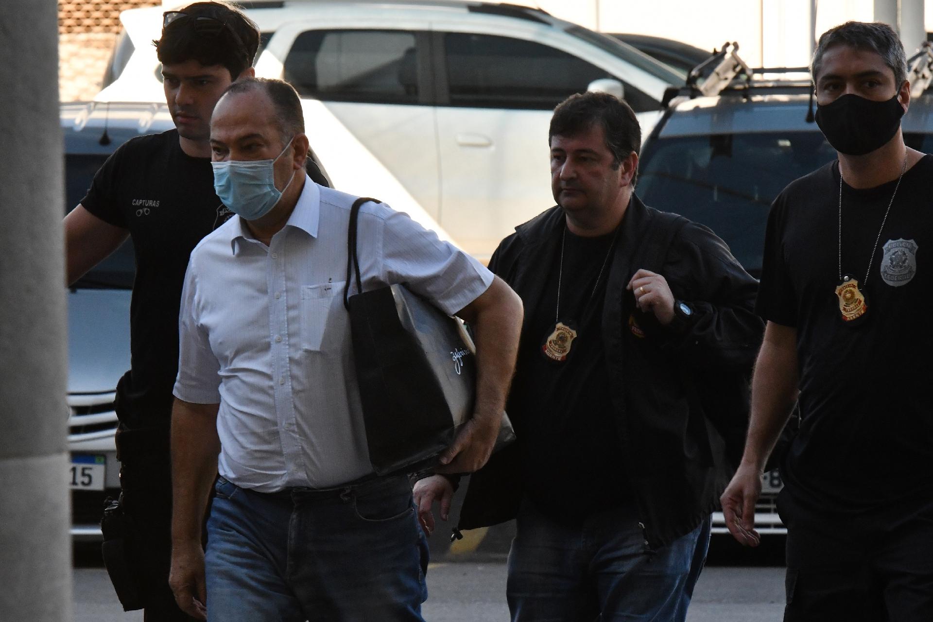 Policiais conduzem Pastor Everaldo, presidente nacional do PSC, na chegada à sede da Polícia Federal (Imagem: 28.ago.2020 - Alexandre Brum/Enquadrar/Estadão Conteúdo)