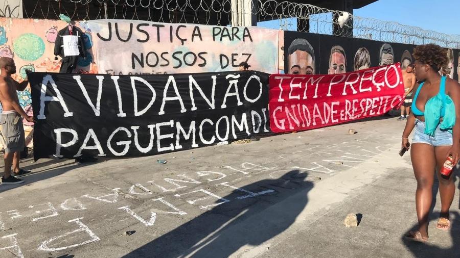Torcedores do Flamengo colocam faixa de protesto sobre postura de diretoria em relação ao caso Ninho do Urubu (Imagem: Bruno Braz / UOL)