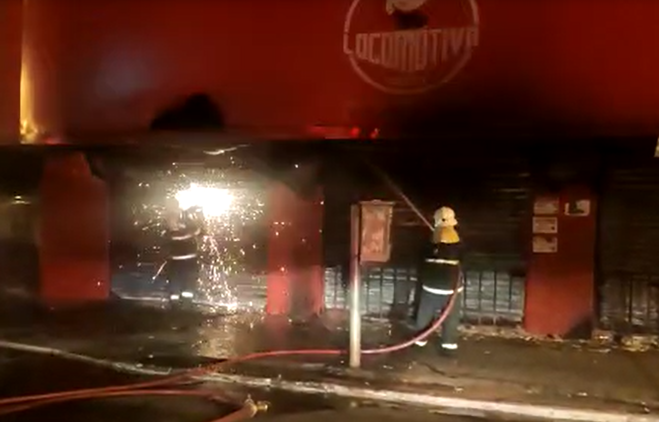 Incêndio atinge loja de móveis no centro de Goiânia; vídeo