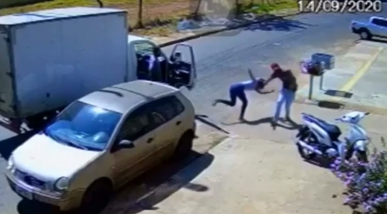 Homem agride e tenta atropelar ex-mulher em Goiânia; vídeo