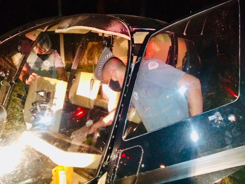 Segundo a PM paulista, o piloto goiano transportava 255 tabletes de cocaína (Foto: Divulgação PM)