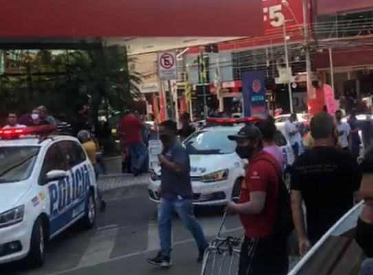 Viaturas da Polícia Militar na rua 44 (Foto: Reprodução)