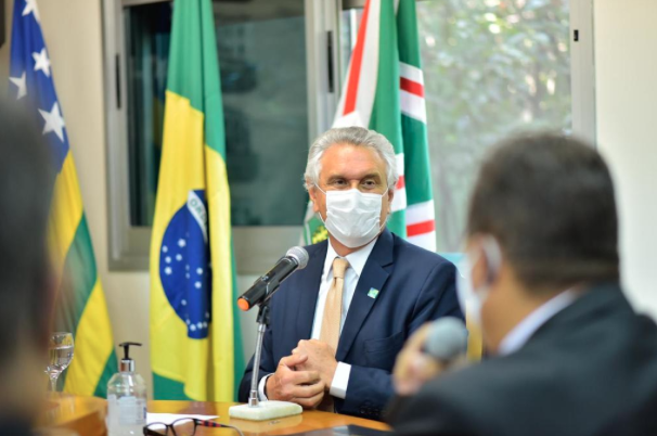 Governador Ronaldo Caiado (DEM) na solenidade em que sacionou a lei que transformou mais de 3 mil pit dogs em patrimônio cultural (Foto: Governo de Goiás)