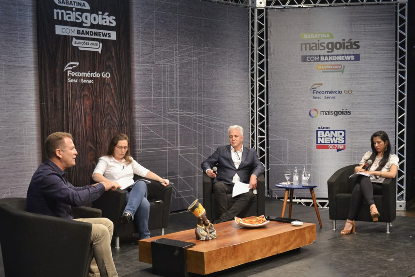 Candidato a prefeito Major Araújo é sabatinado pelos jornalistas Rosane Kotoski, Marcos Cipriano e Tainá Borela (Foto: Jucimar de Sousa)