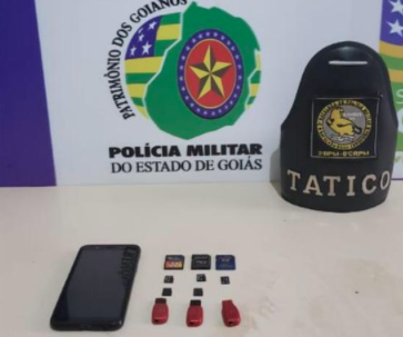 Material digital apreendido com o suspeito (Foto: Polícia Militar)