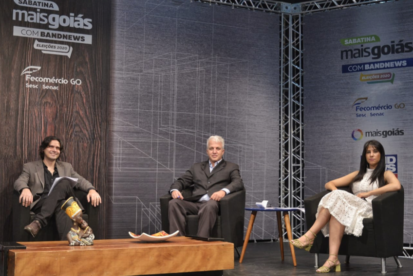 Jornalistas Francisco Costa, Marcos Cipriano e Tainá Borela entrevistam a candidata Adriana Accorsi nesta sexta-feira (Foto: Jucimar de Sousa)