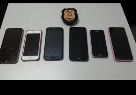 Aparelhos de telefone apreendidos pela polícia com os suspeitos (Foto: Polícia Civil)