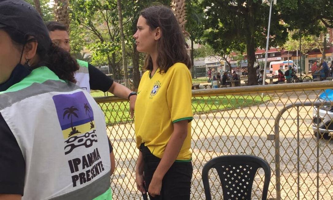 Eloisa Fontes recebeu uma camisa do Brasil para vestir quando foi resgatada pelos policiais no Cantagalo Foto: Ipanema Presente/ Governo do Estado do Rio