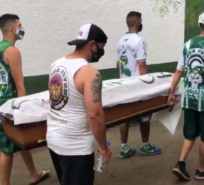 Torcedores do Goiás fazem marcha fúnebre por causa da má fase do time; assista