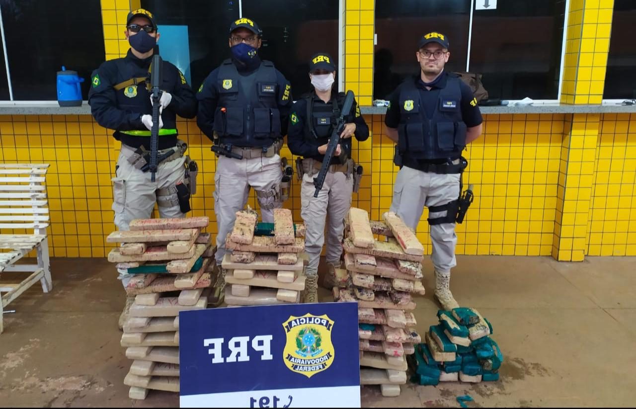 Polícia apreende 120 kg de maconha escondidos em assoalho falso
