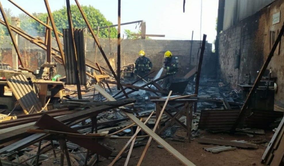 Incêndio que começou em lote baldio atinge fábrica em Anápolis