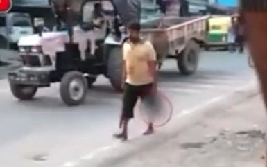Homem corta cabeça da esposa e caminha com ela até a delegacia; vídeo
