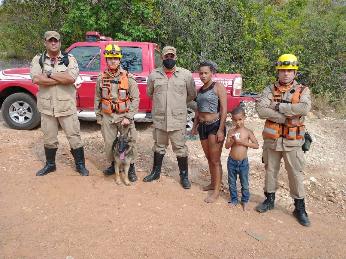 Uma mulher, de 25 anos, e o filho, 5, que se perderam durante trilha nas proximidades de uma cachoeira de Pirenópolis foram localizados. (Foto: divulgação/Corpo de Bombeiros)