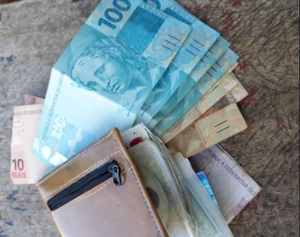 Cortador de cana acha carteira com R$ 8 mil em banco de praça e devolve ao dono