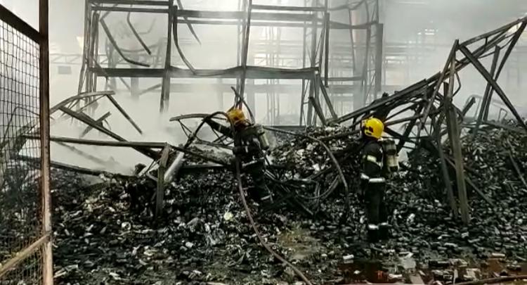 Devido ao incêndio, bombeiros ainda atuam em atacadista de Anápolis; vídeos