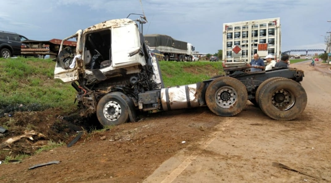 Caminhão tomba e motorista é ejetado do veículo, em Anápolis