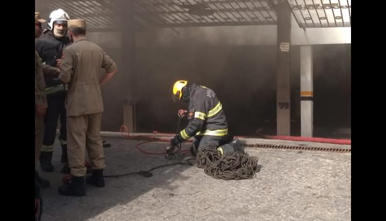 Bombeiros combatem incêndio em veículos estacionados em subsolo de condomínio