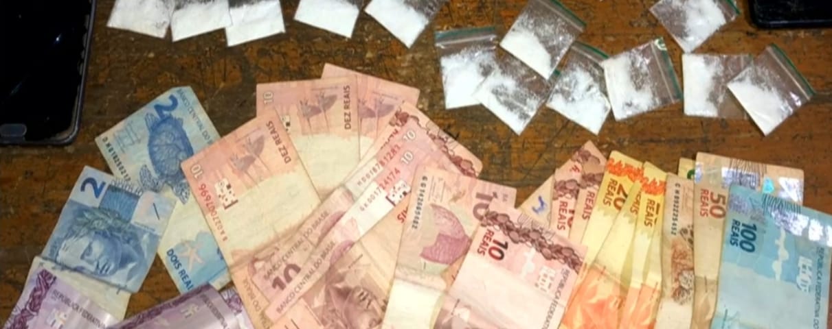 Dois suspeitos de tráfico de drogas foram presos com dinheiro escondido em pacote de açúcar, em Aparecida de Goiânia. (Foto: divulgação/PM)