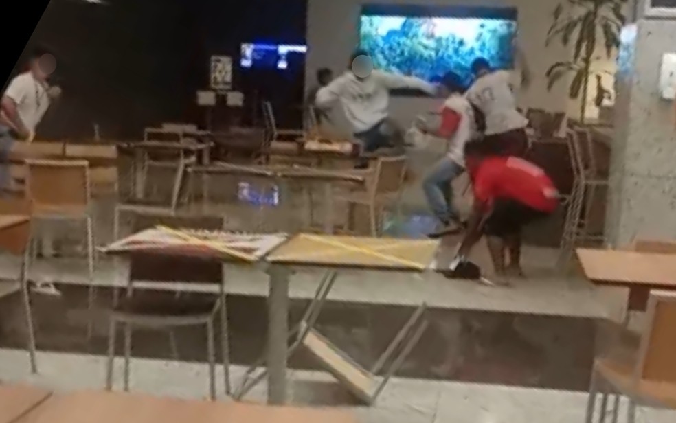 Homem é preso após briga de torcedores do Goiás e Vila Nova em shopping; vídeo