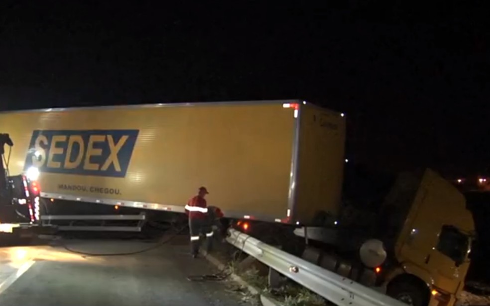 Caminhão dos Correios perde o controle e fica preso em viaduto, em Aparecida de Goiânia