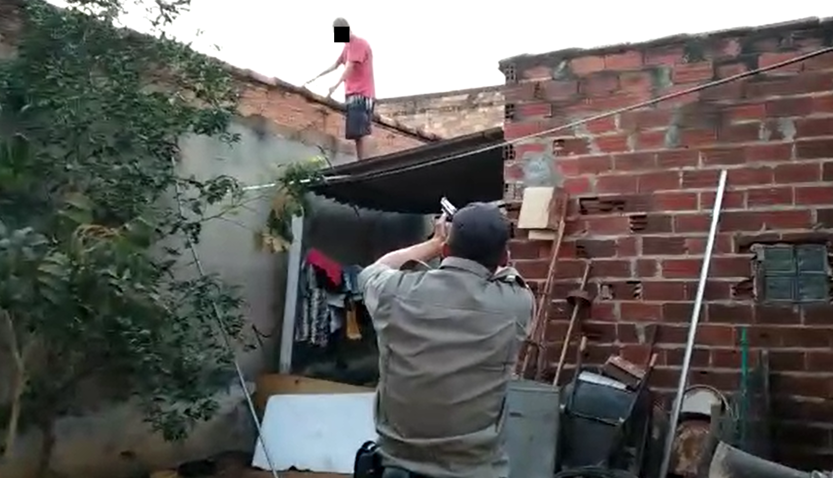 Suspeito de furto tenta fugir da PM, quebra telhado de casa, cai e é preso