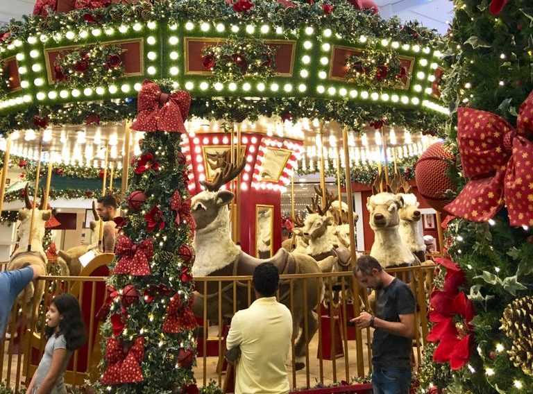 Decoração de Natal de shopping é adiantada em comemoração ao aniversário de Goiânia e sem papai noel