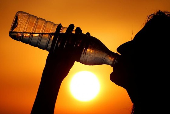 Diante do calor, umidade do ar também está baixa, em 17%. Autoridades recomendam consumo de água (Foto: reprodução/Internet)