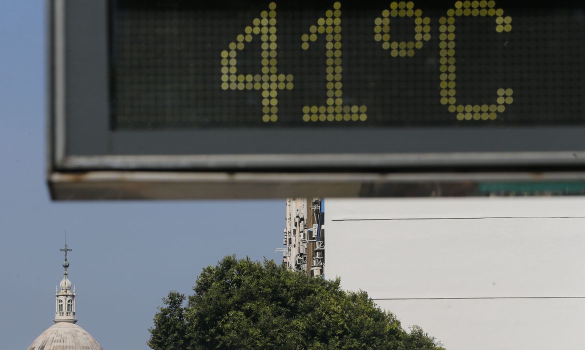 A onda de calor que assola o centro do Brasil deve permanecer até a segunda quinzena deste mês. (Foto: Fernando Frazão/Agência Brasil)