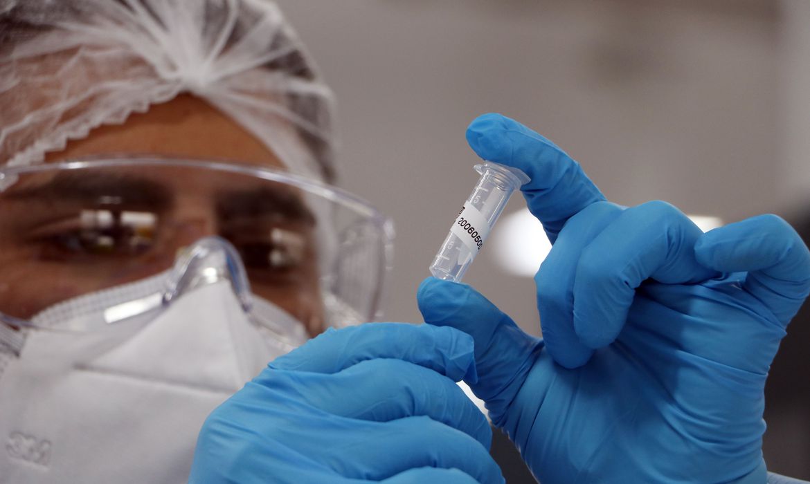 Laboratórios trabalham em vacinas específicas contra a variante ômicron do coronavírus (Foto: Fiocruz)