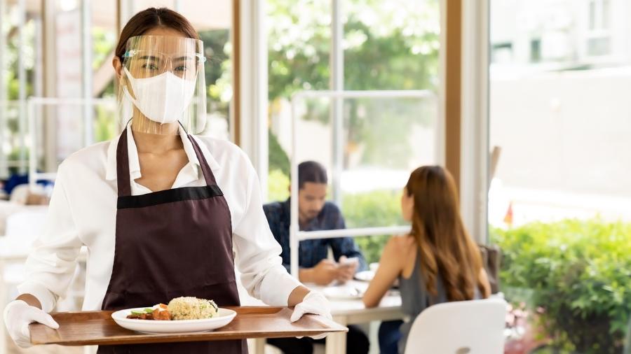 Saiba o que você precisa saber e fazer para ir a um restaurante durante a pandemia do novo coronavírus (covid-19). (iStock)