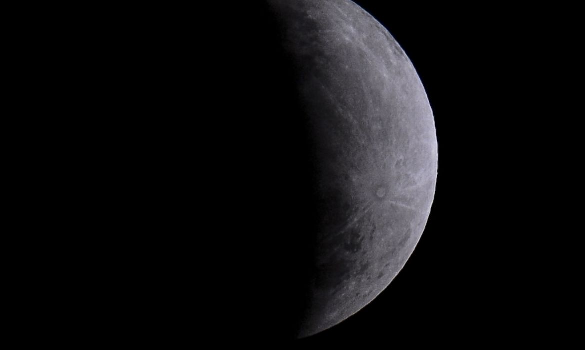 A Nasa anunciou nesta segunda-feira (26) a descoberta de água na superfície iluminada da Lua. (Foto: Marcello Casal Jr/Agência Brasil)