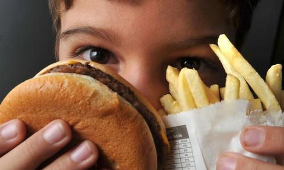 Alimentação saudável terá incentivo financeiro do Ministério da Saúde após aumento de obesidade no Brasil