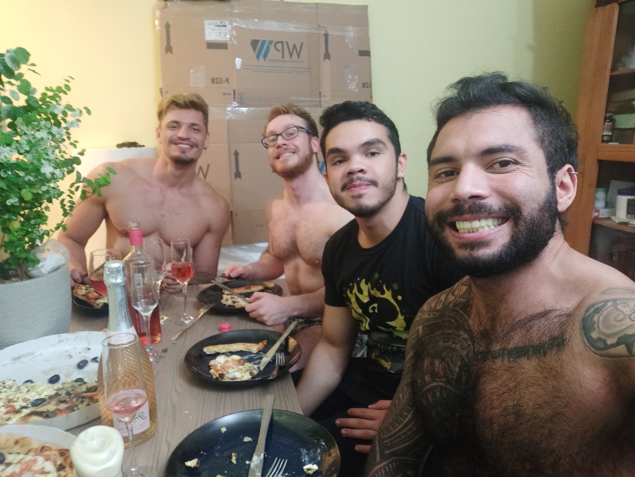 Quadrisal de homens gays viraliza nas redes sociais após comprar apartamento