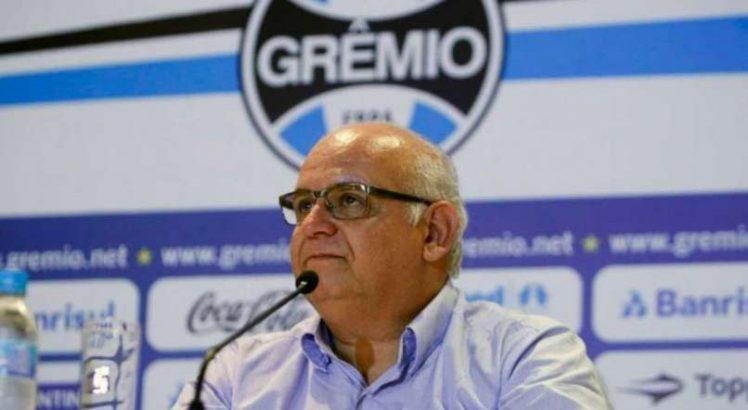 Romildo Bolzan, presidente do Grêmio: bronca com a arbitragem (Foto: Divulgação)