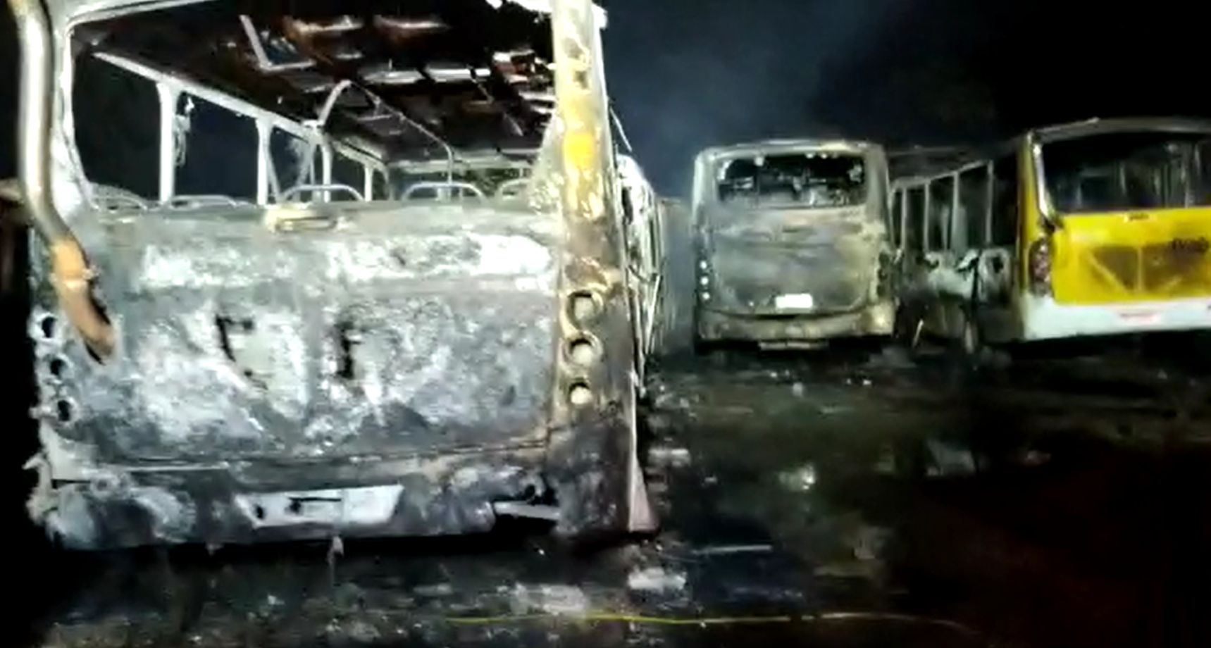 20 ônibus ficam destruídos após incêndio em garagem