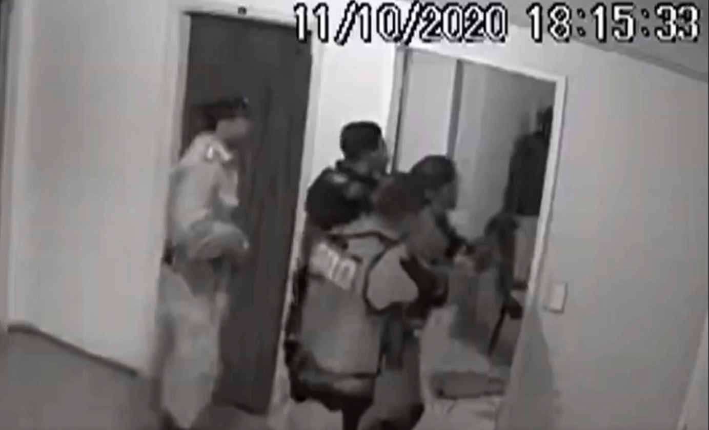 Vídeo mostra confronto entre PM e policial penal morto dentro de apartamento