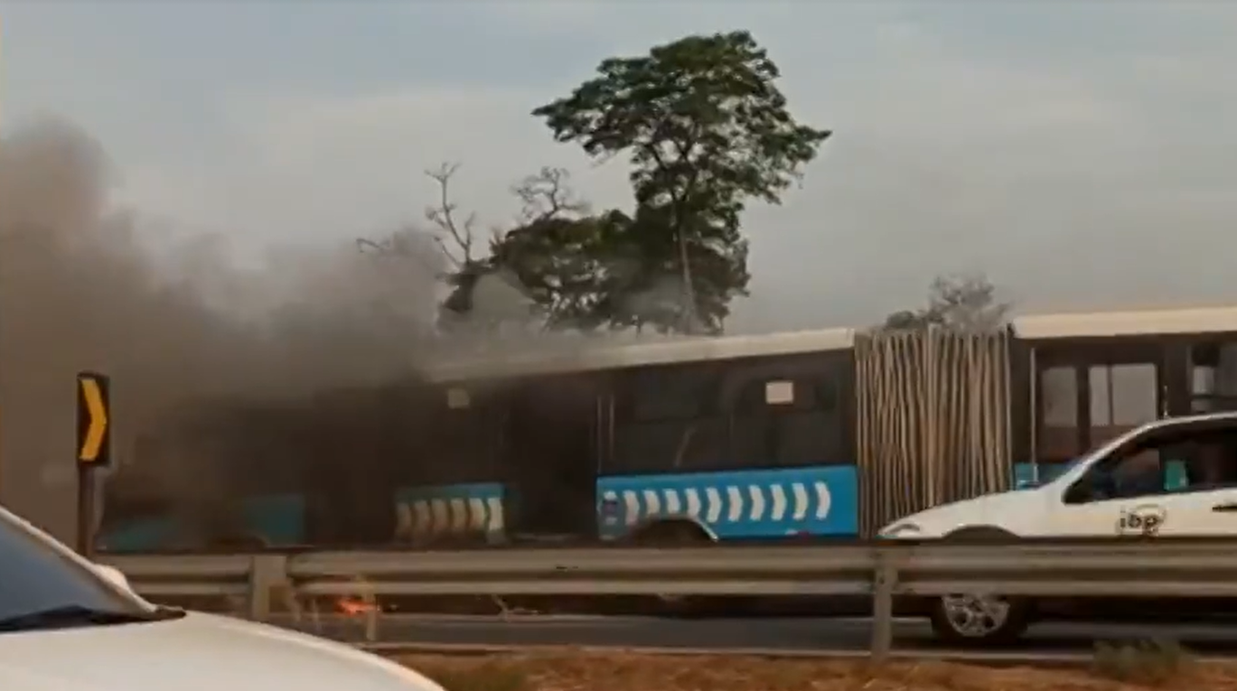 Ônibus do Eixo Anhanguera fica destruído após pegar fogo; vídeo
