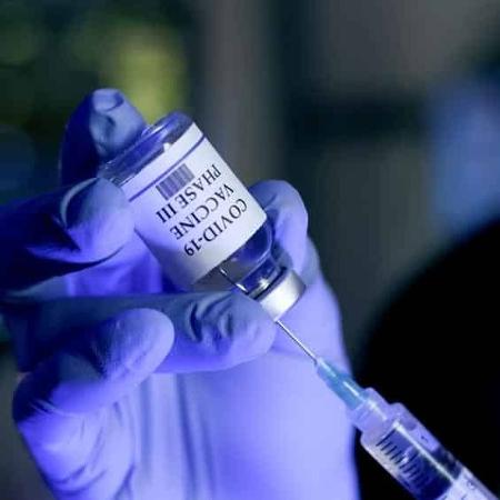 A empresa de seguros Generali iniciou a venda de um seguro para empresas que promete fornecer a vacina de covid-19 por R$ 1.900. (Foto: JHDT Productions)